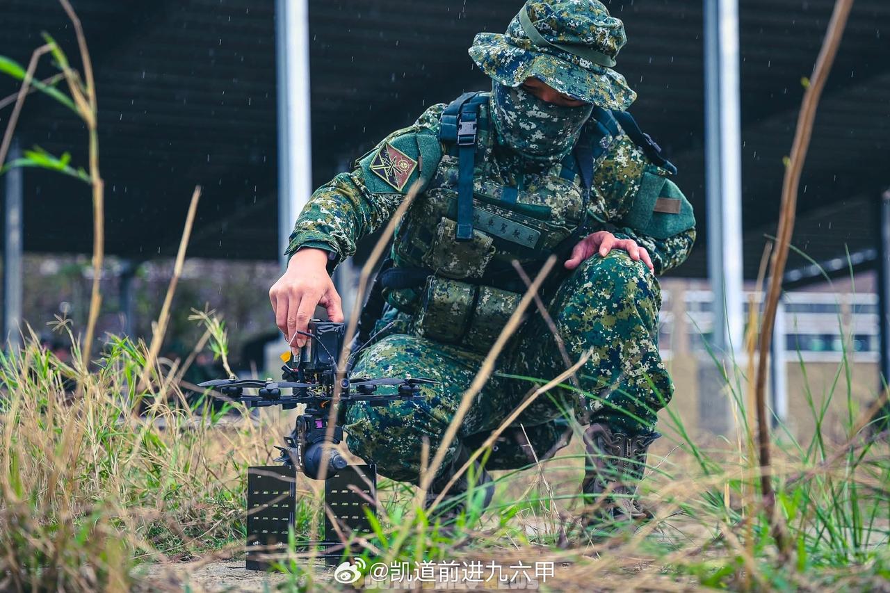 位于台中的伪台陆军第十军团的第58炮兵指挥部无人机大队的更多训练照，这个新组建的
