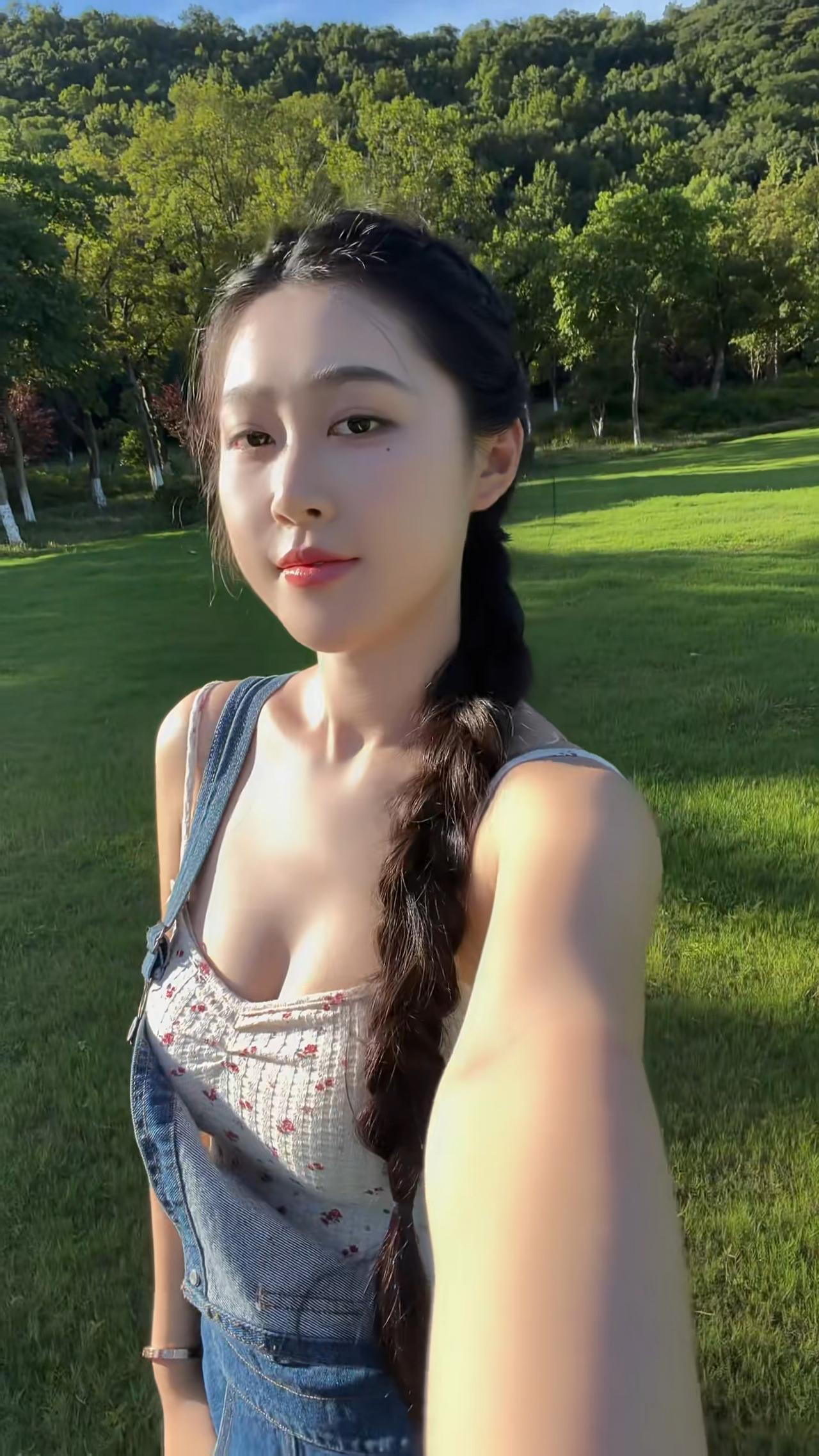 尽情享受阳光，草地汲取阳光的力量美女美女自拍