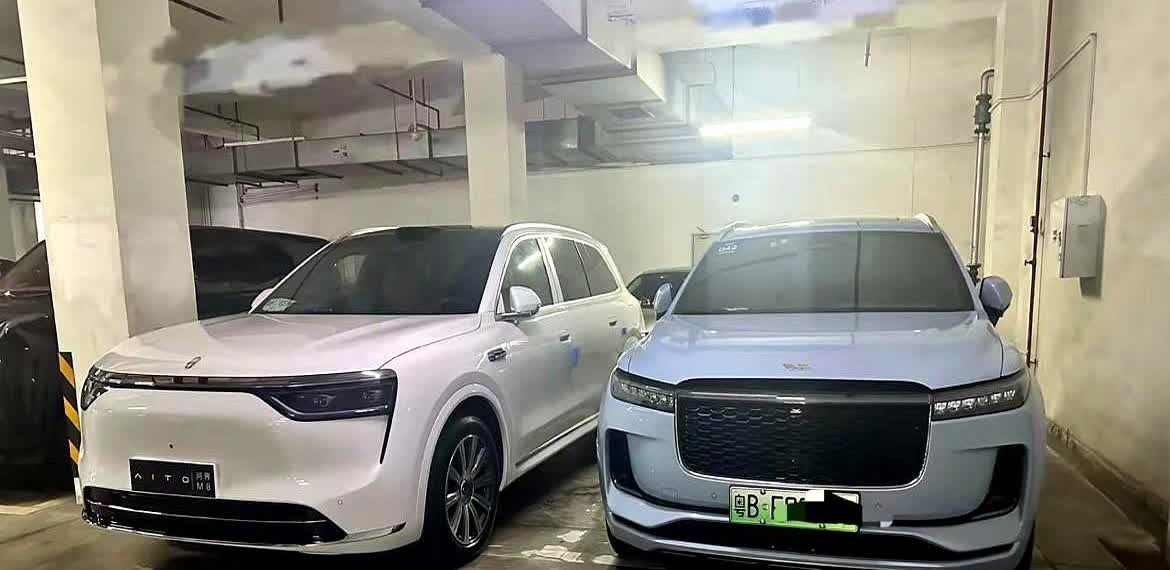 同事新提了问界M8，正好停在我的理想one旁边，第一次这么近看M8，感觉