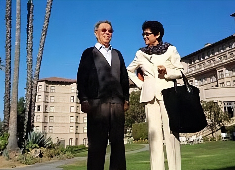 相伴55年的妻子离去，王蒙万念俱灰。半年之后，80岁的王蒙在一次聚会上，对小20