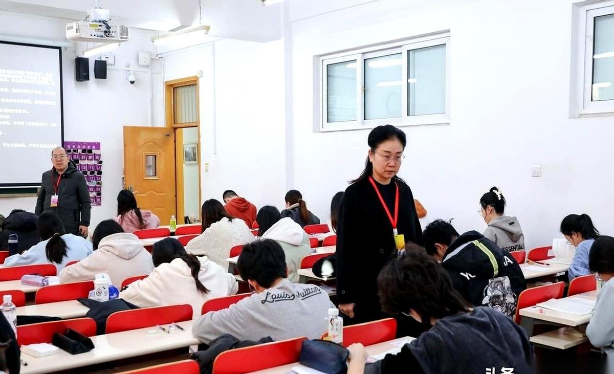 刚从六级考场爬出来。怎么说呢，感觉灵魂出窍了。我现在严重怀疑，听力里那个哥们儿