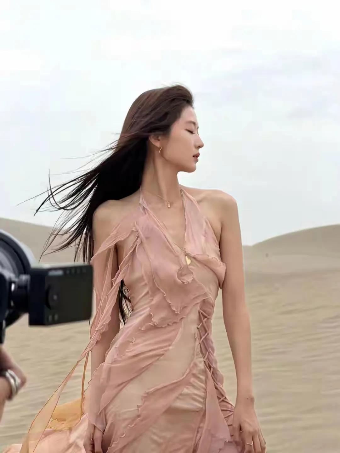 被孙千这组沙漠大片狠狠拿捏了！一身裸色碎边纱裙，站在漫漫黄沙里。风吹裙摆，自