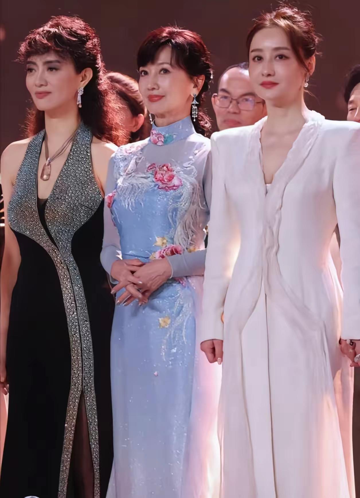 对于赵雅芝的年轻状态，总有人会酸溜溜地说：关掉美颜试试？近期，赵雅芝、陈德容和