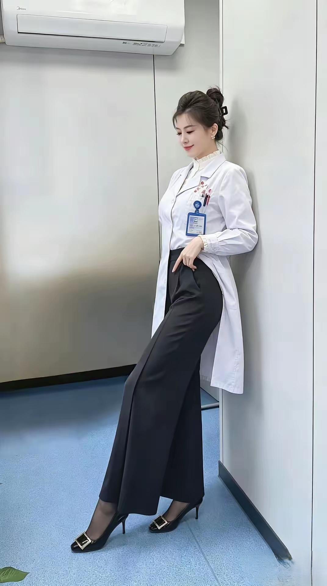 反差感才是美女照的基本逻辑…这套装扮，太美，但医生不会这样吧……