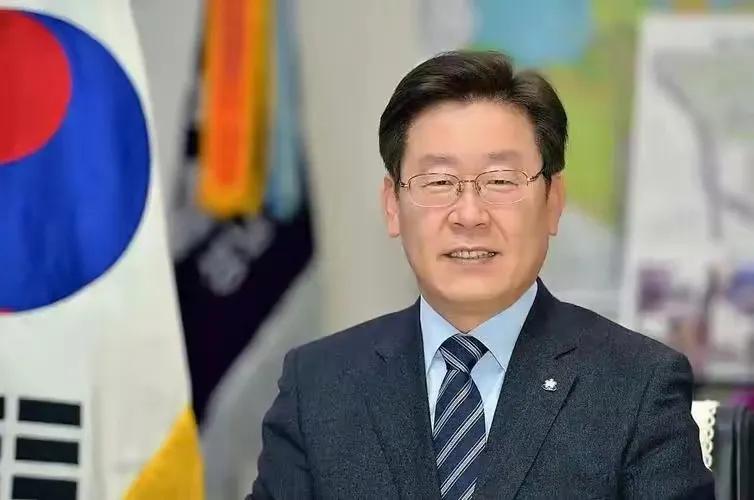 李在明怎么也想不到，民意对他的支持率就像过山车一样，由原来高达65%即跌至56%