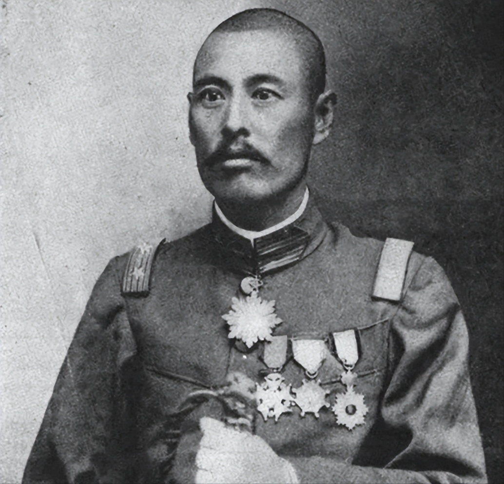 1939年，小年夜，吴佩孚和家人一起吃羊肉饺子，牙龈突然被碎骨卡了一下。吴佩孚不