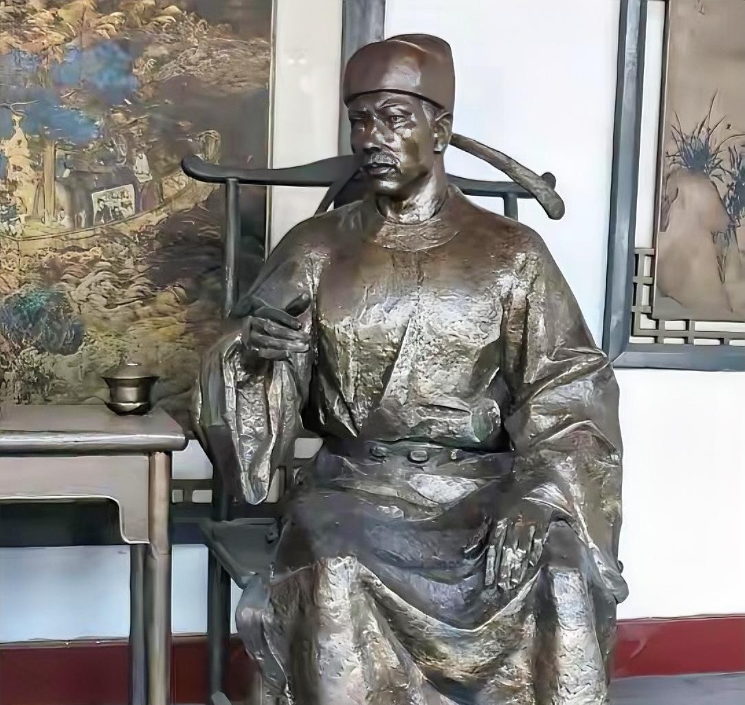 1042年，西夏铁骑突袭泾州。知州滕子京率数千民兵死守孤城，杀牛犒军，血战三日。