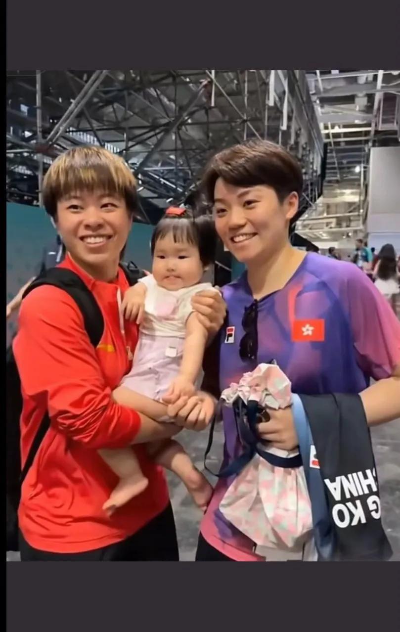 姐妹俩带萌娃出街，笑语盈盈，幸福满满！👨‍👩‍👧等我小了我也让迪迪和阿杜