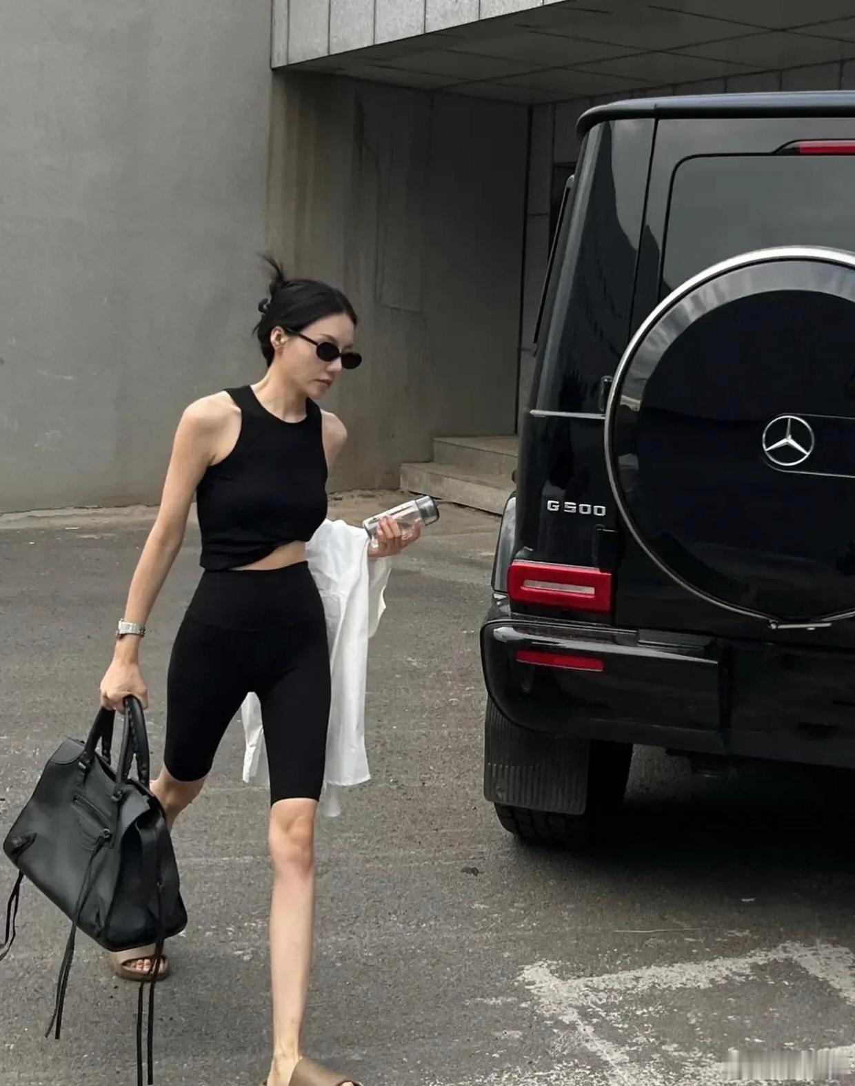 不用特意炫富，这气质一看就是御姐风！