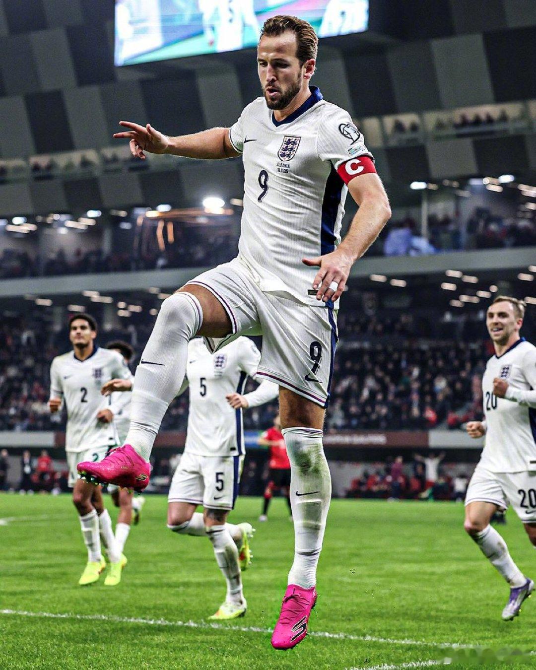 【，凯恩梅开二度！】英格兰队成为首支8场世预赛全胜并且0失球的球队！