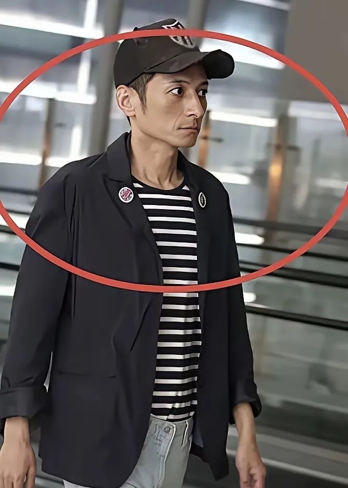 李维嘉怎么变成这个样子了？毕竟也50多岁了，也没有结婚一个人，在一次节目当中有一