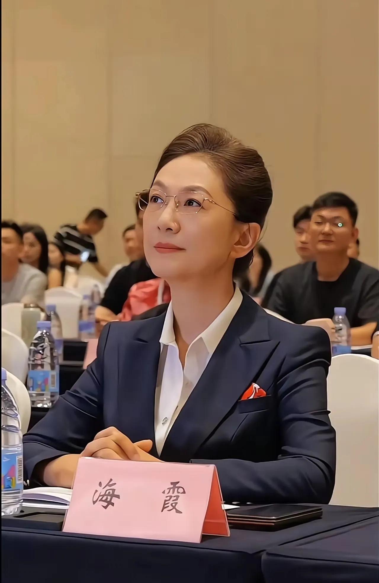 海霞真不愧是女中豪杰！2023年她“消失”，实则升任总台副主任，管理近四百号主
