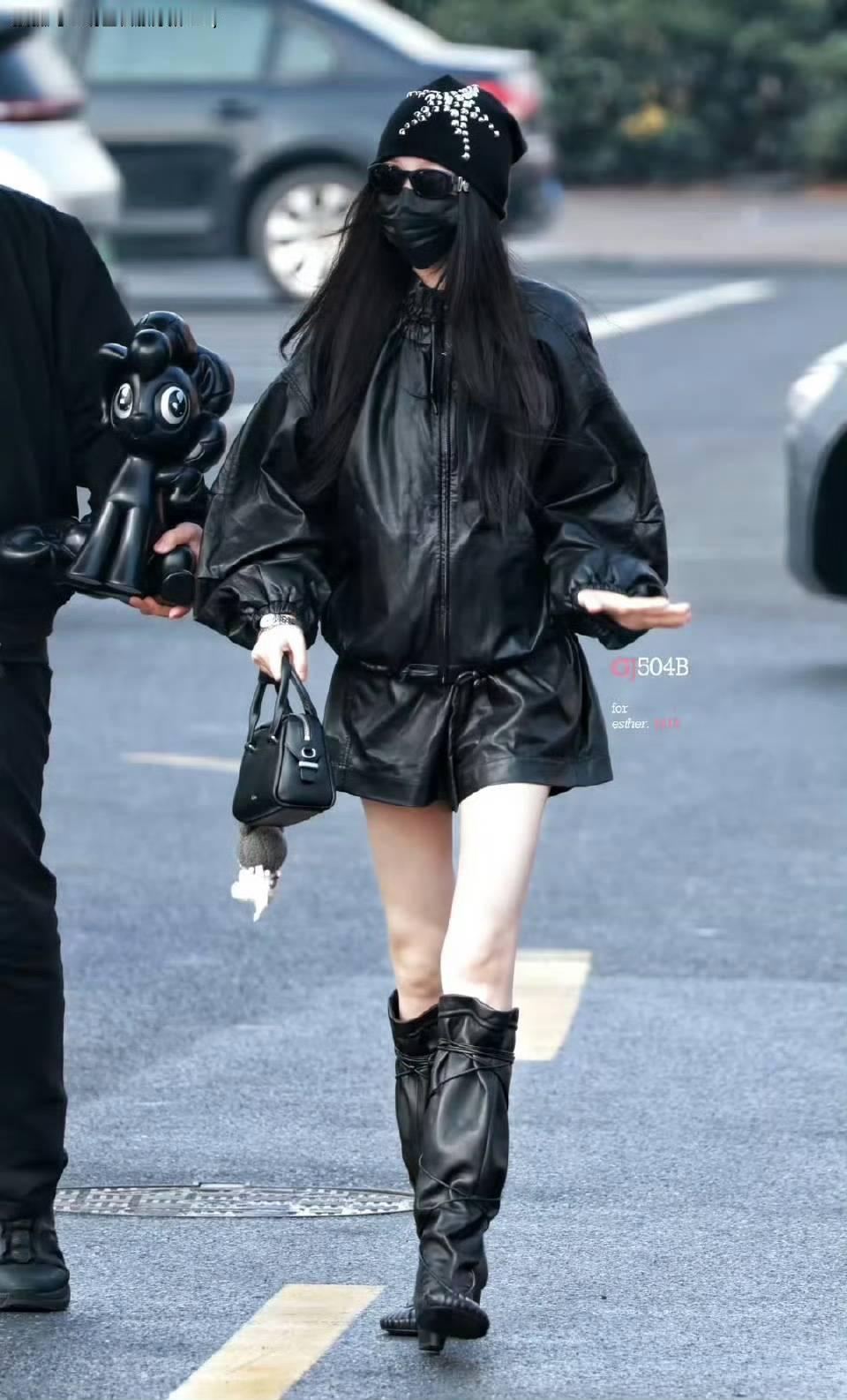 虞书欣cos黑色碧琪谁被虞书欣黑色碧琪美到了！冷艳气质搭配俏皮神态，又酷又甜，可