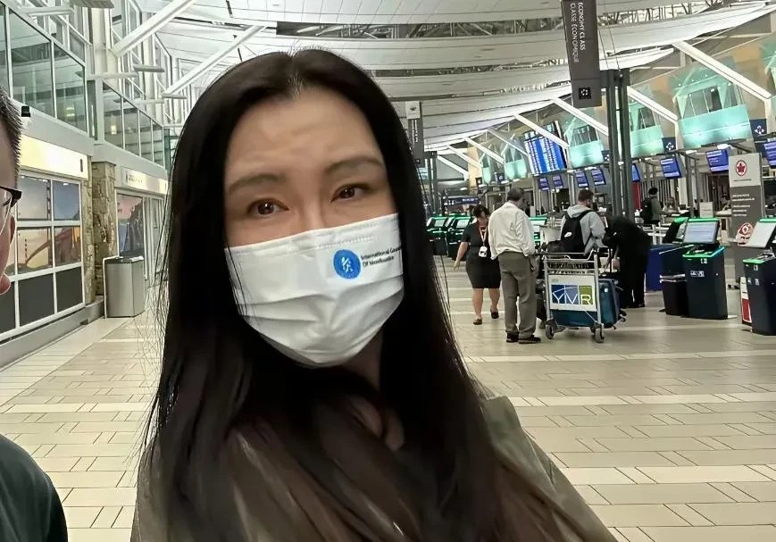 王祖贤现身机场被粉丝偶遇，身材高挑，外穿一件墨绿色中式外套，一跳竹纤维灰色肥大长
