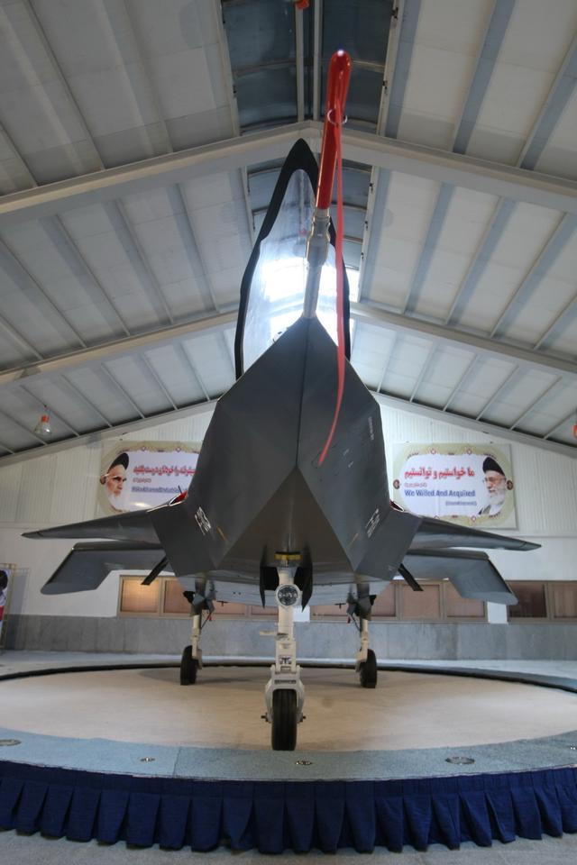 锁定以色列战机，伊朗猛烈开火，这一仗伊朗彻底被打醒：歼10、苏35才是希望，该对