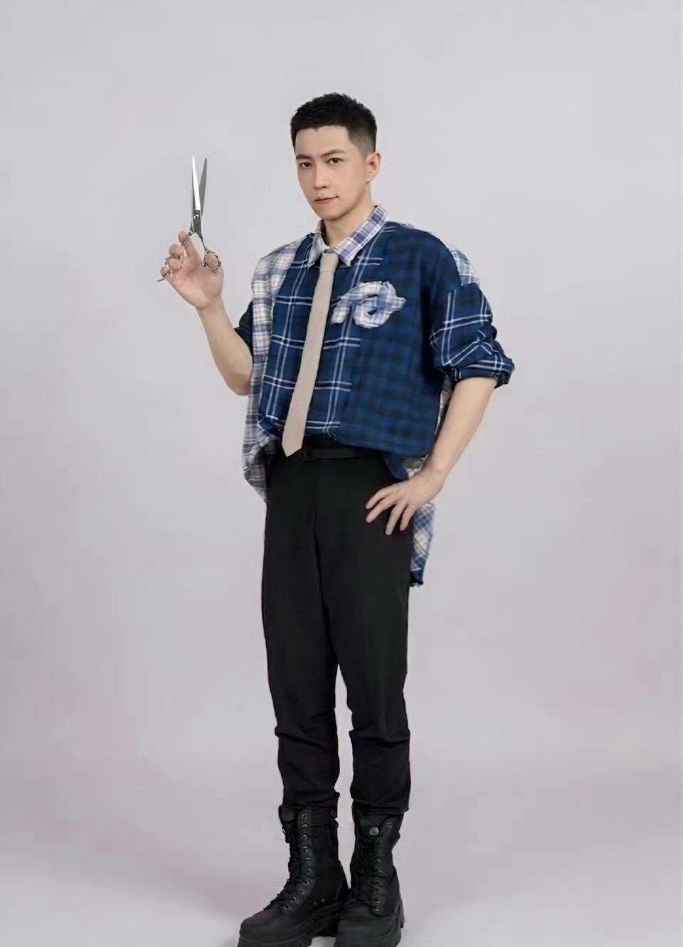 阿信，太敢了！4月1日愚人节当天，留了20年标志性长发的阿信，突然晒出一张