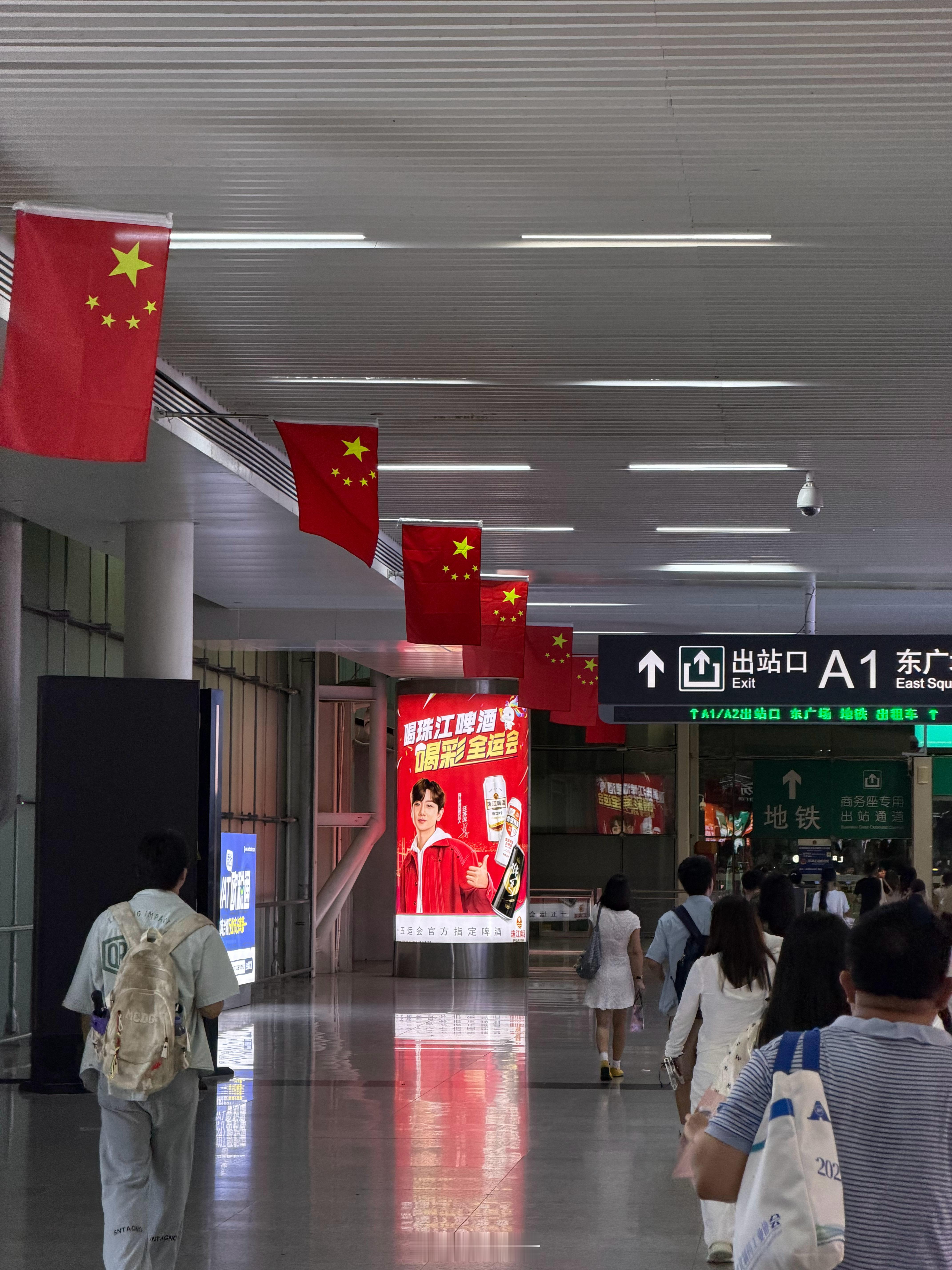 终于回来了，今天高铁坐的人都麻了[笑着哭]​​​