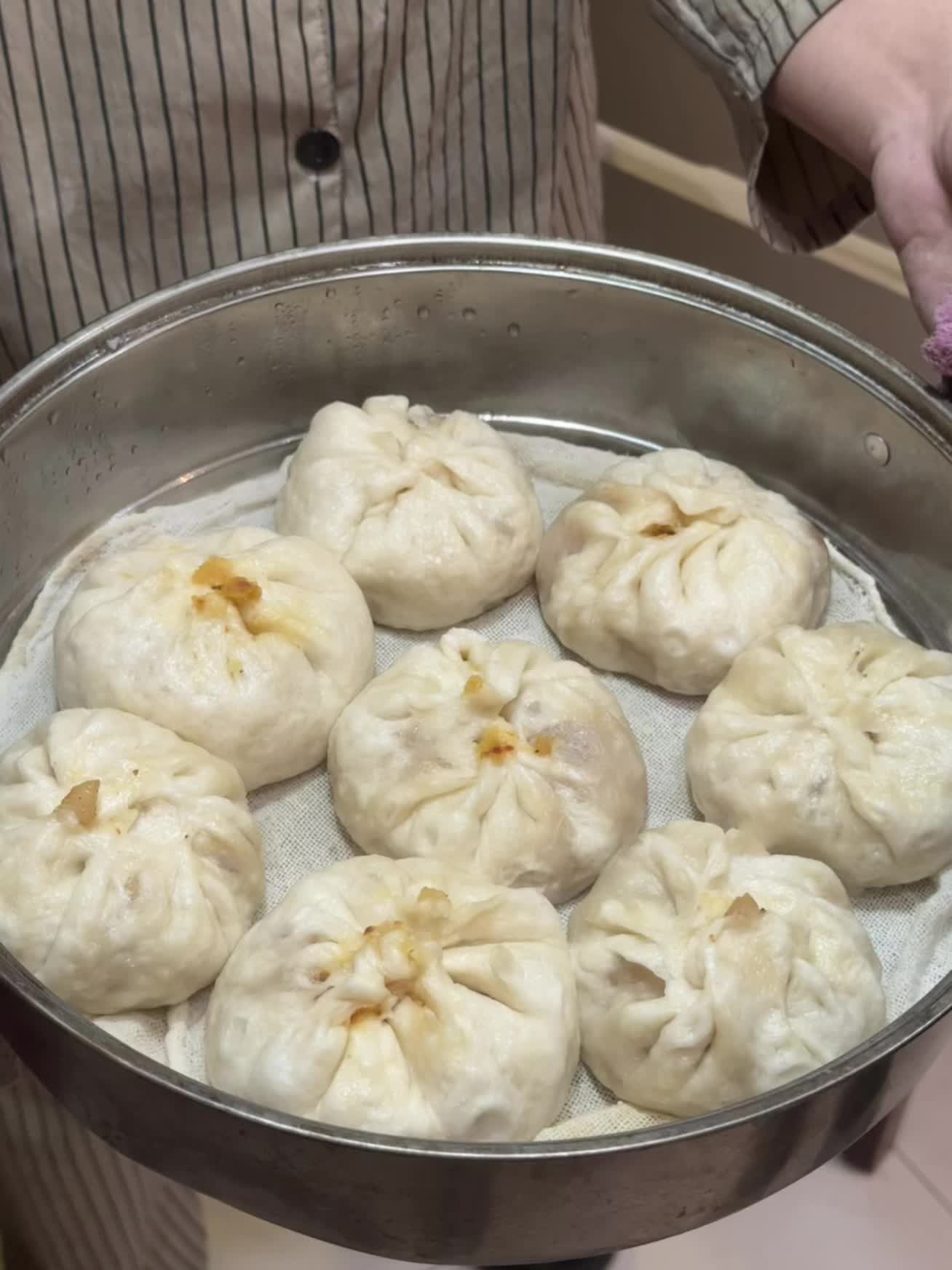 如果你累了 厌倦了外面勾心斗角的生活 那就留在我身边 我做饭给你吃