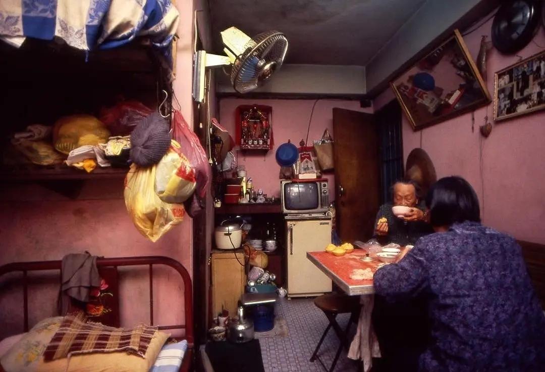 香港九龙城寨（1987-1992年），脏乱差的三不管地带，当时被称为“罪恶之城”