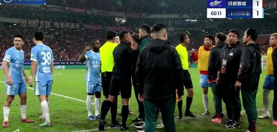 成都蓉城1-2落后河南，若此比分结束，蓉城将提前一轮告别争冠，成都蓉城确实争冠实