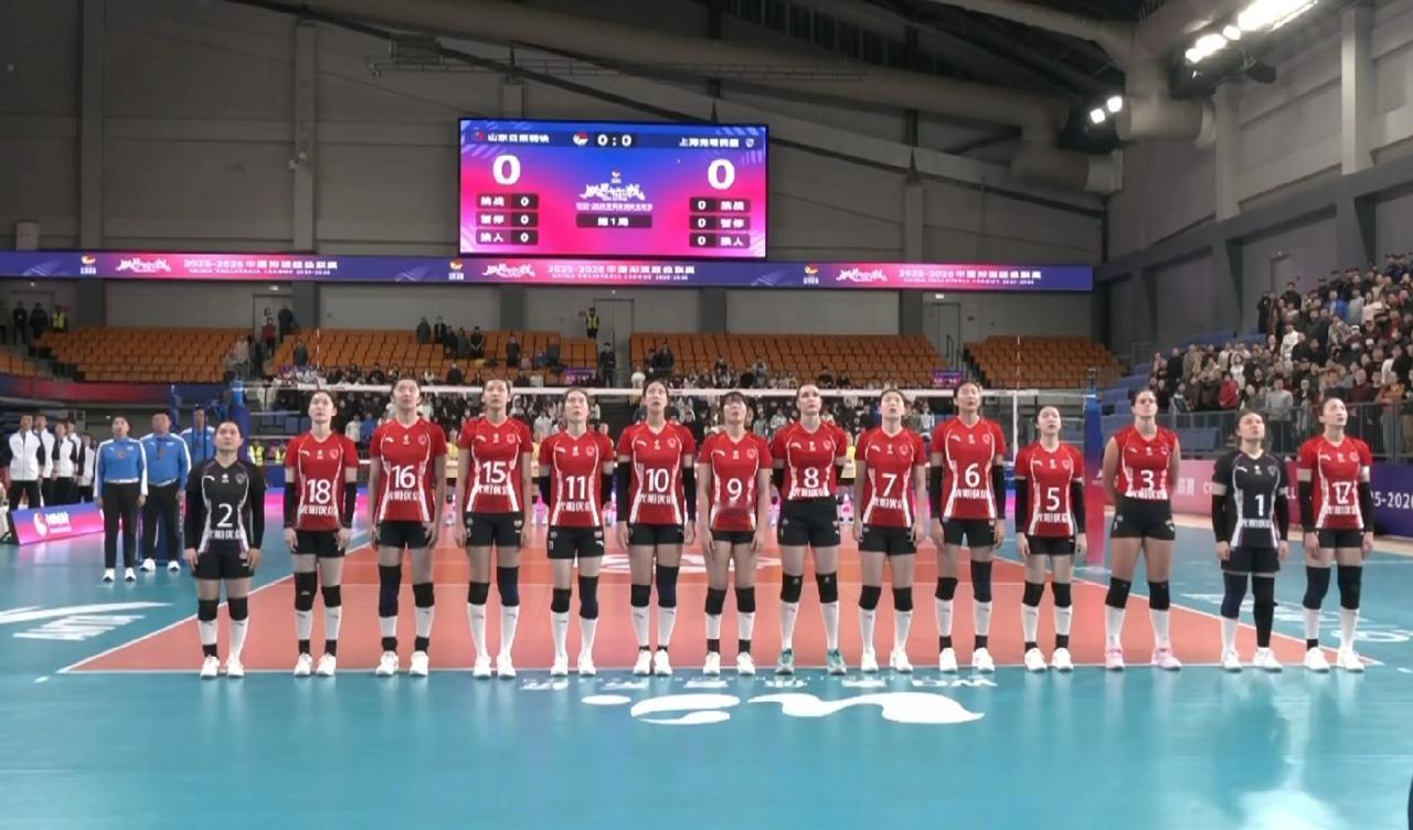上海女排第一局25-23逆转比赛两分险胜！蔡斌教练第一次派出小二传黄欣悦首发