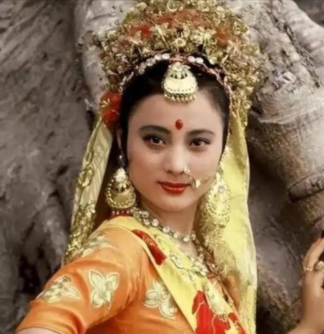 1997年，李玲玉嫁给犹太富豪杰瑞，新婚夜，李玲玉开玩笑地说：“你就不怕我嫁给你