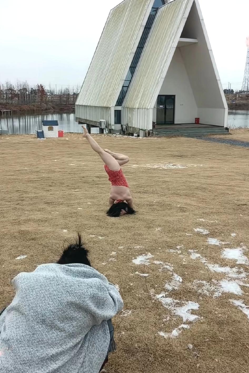 她不冷吗？在堆着积雪的枯草坪上穿着泳衣倒立，果然瑜伽对身材改善毫无作用说个扎心