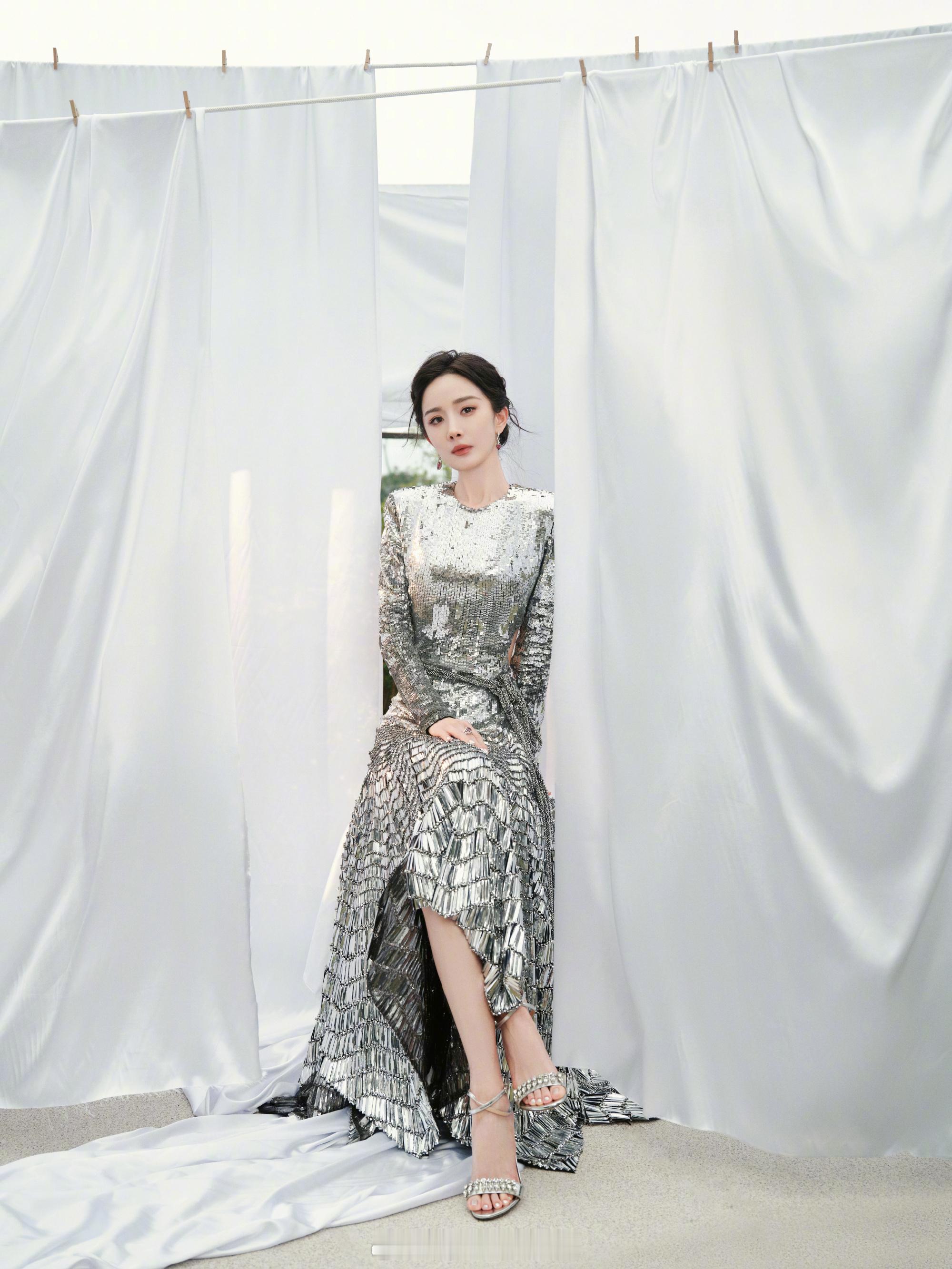 杨幂一袭露背长裙