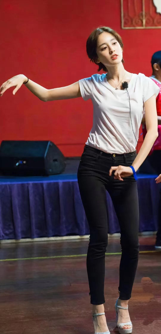 古力娜扎素颜状态依旧绝美出众，五官精致耐看，身姿曼妙曲线优越，自带迷人魅力。