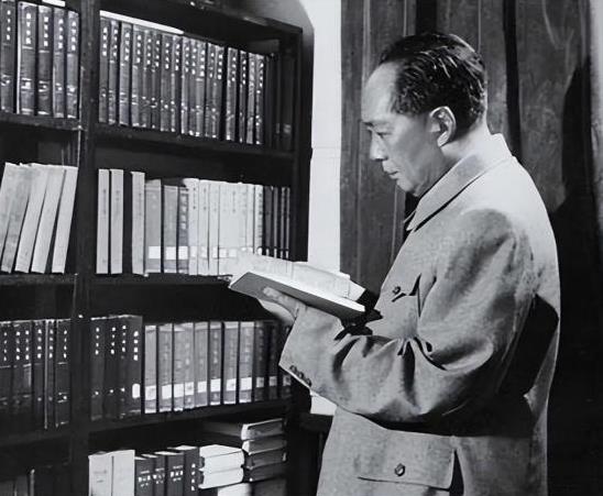 1958年，毛主席下令炮击金门，不小心炸死两个美国顾问，美国得知后率大军压境，指