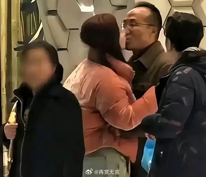 张萌街头热吻胡子拉碴老公：真爱面前，扎嘴也是情趣。