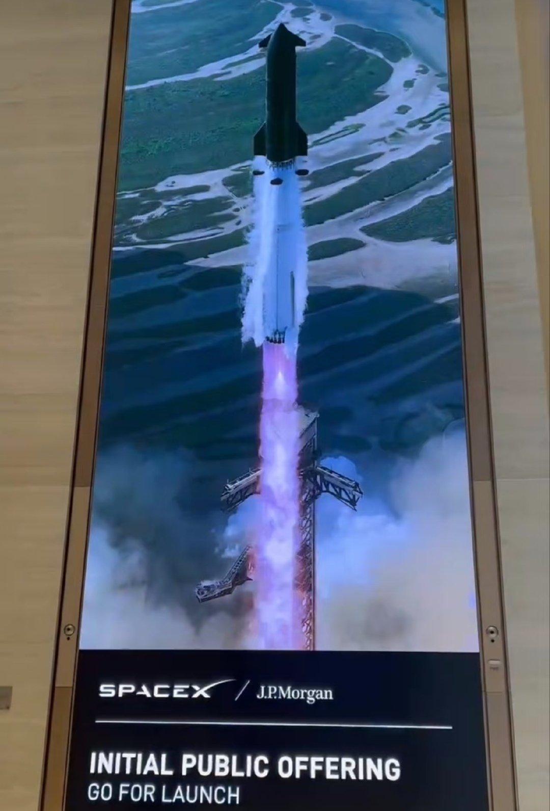 这几天，摩根大通、高盛、美银的办公楼里陆续都放上了SpaceXIPO海报。主承