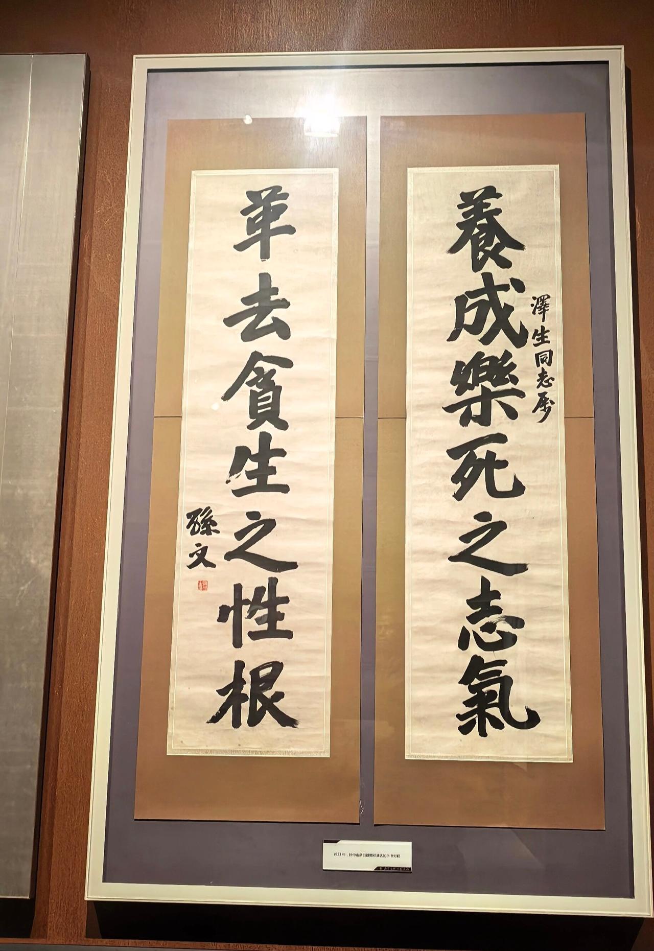 你手机里的珍贵照片这两幅书法作品哪个写的好呢？不要看作者落款！