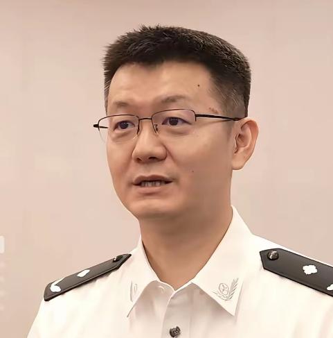 一夜之间，1000多个团伙被连根拔了。全国公安机关同步收网，一轮行动下来，打