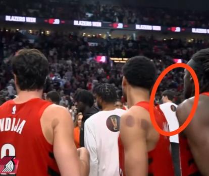 杨瀚森啊！你要主动融入啊，大家都在疯狂庆祝时，你也要一起众乐乐，而不是躲在边角落