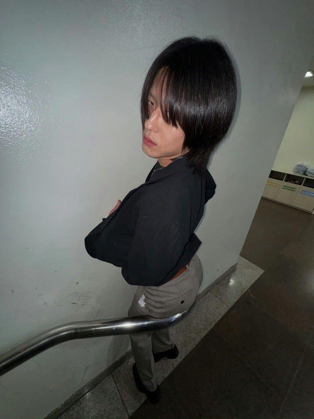 我去感觉这个楼梯扶手真的还能创造无限的可能哥们这个姿势有点像用扶手托住即将喷