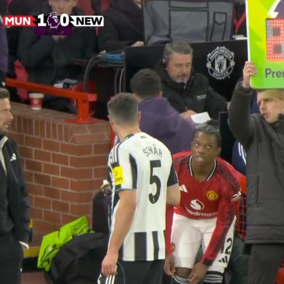 【什么？这人还在俱乐部😂】曼联1-0击败纽卡斯尔联，比赛第88分钟，一位曼联球