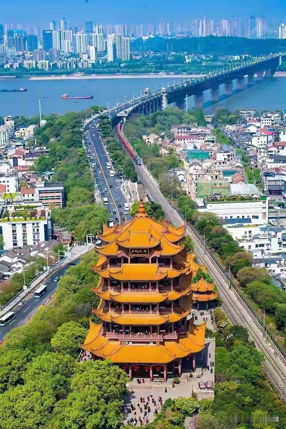 武汉足球最缺的是合格操盘手。赞成有些贴主认为，湖北武汉足球单一依