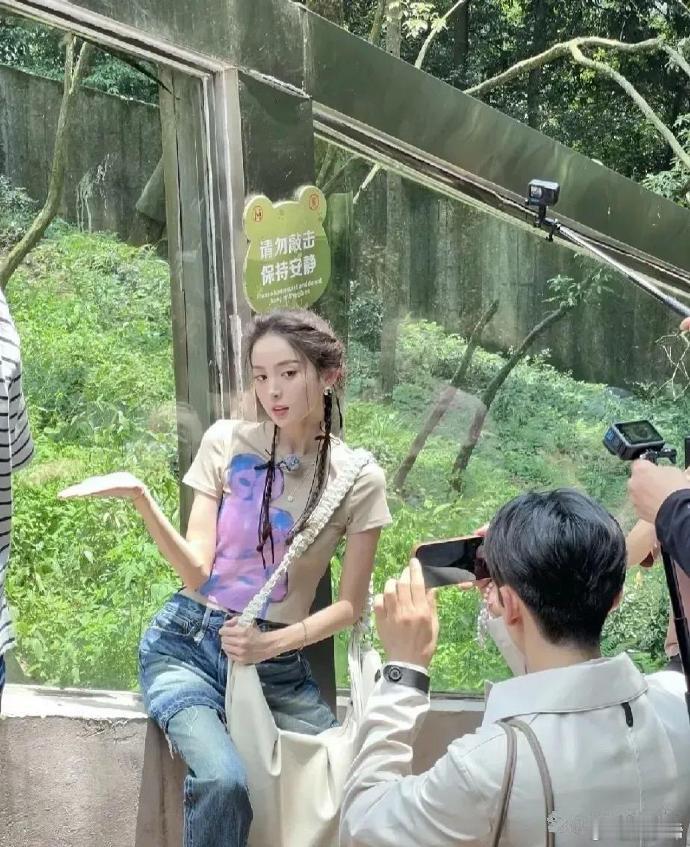 娜扎的肚脐眼是怎么搞出来的