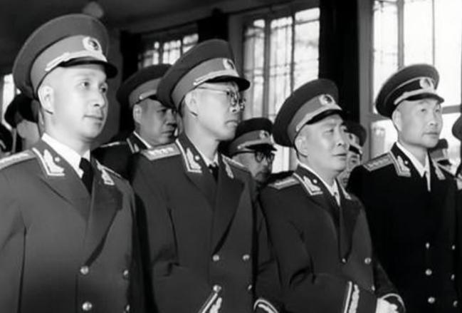 1955年，授衔仪式结束，王必成很不开心，陈毅见状上前询问怎么回事，王必成说：“