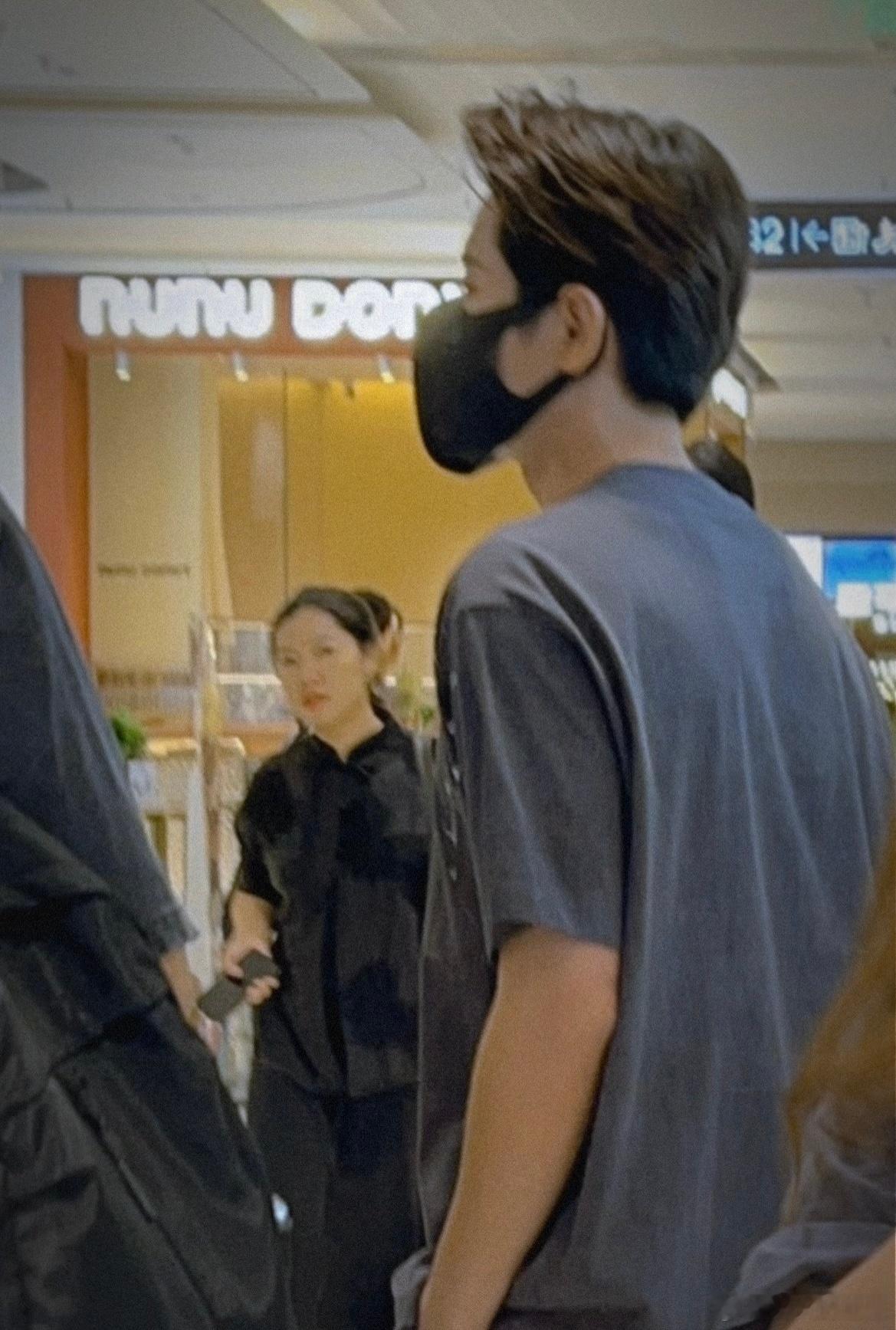 网友杭州偶遇丞磊曾舜晞逛街你们都是在哪偶遇的啊​​​