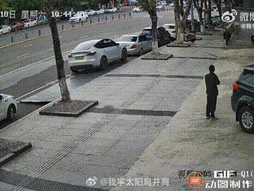 四川南充一名女子开车带两个孩子出门逛街，却把车子停在一家修理店门口，修理店老板见