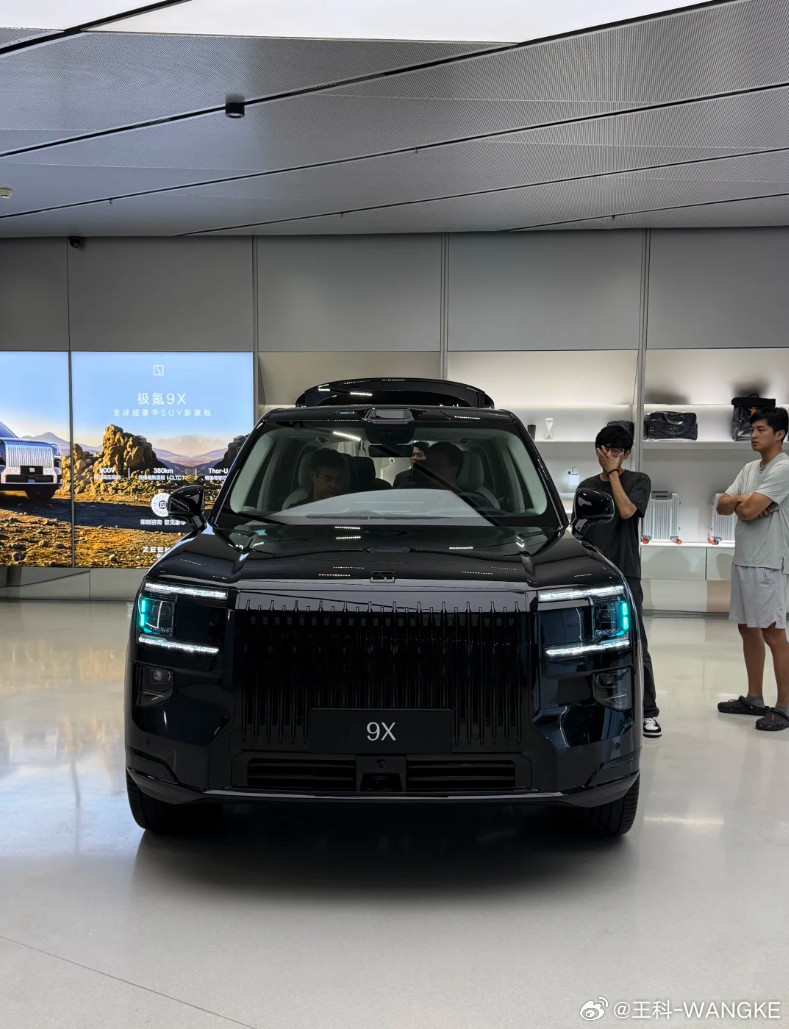 看到极氪9X实车，还是非常大气的！​​​