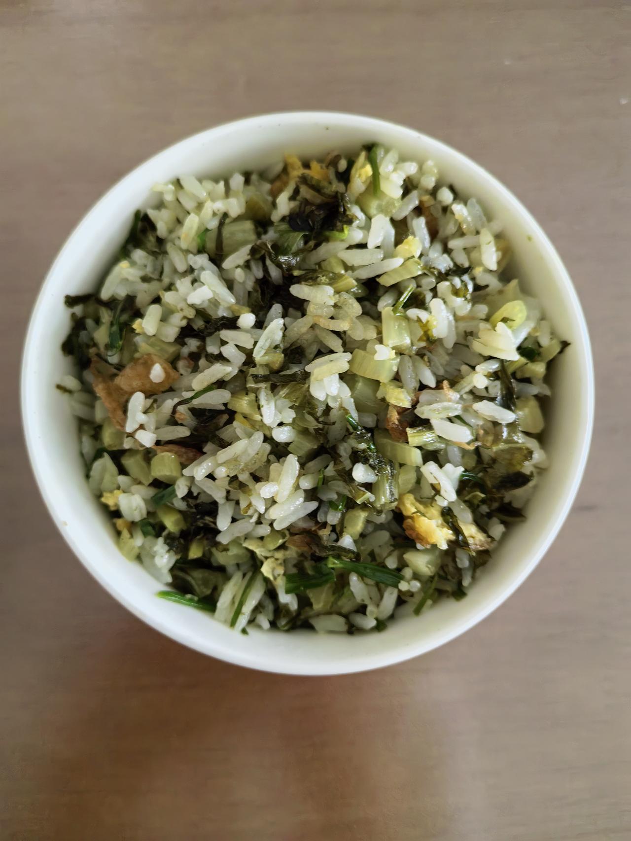 昨天经理给了一把她做的酸菜，其独特的腌菜方式让我瞪目结舌，颠覆了以往传统方式，她