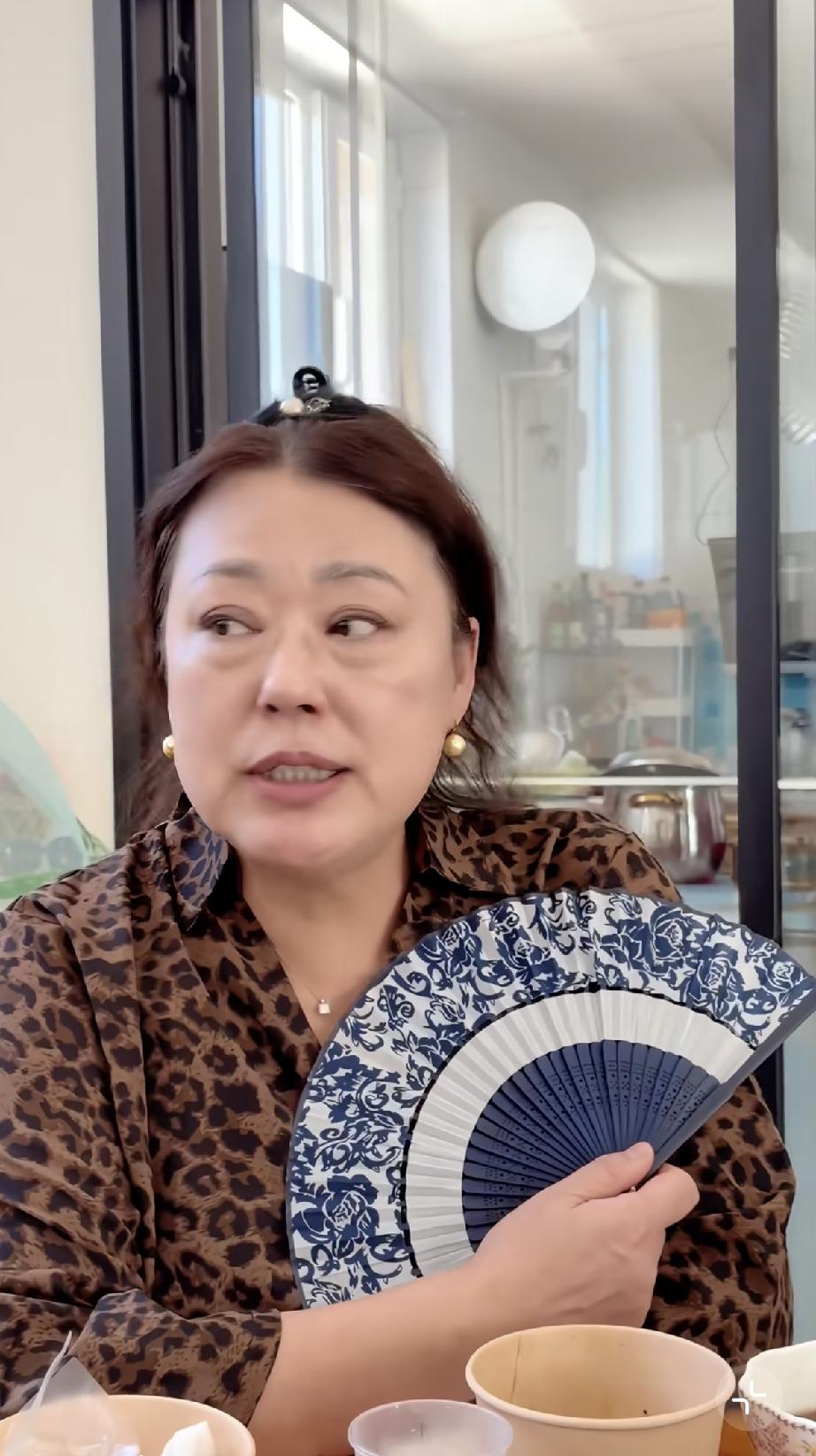 近日，李菁菁露面与朋友相聚，患乳腺癌五年的她，状态看着还可以，只是眼袋重，依然挺