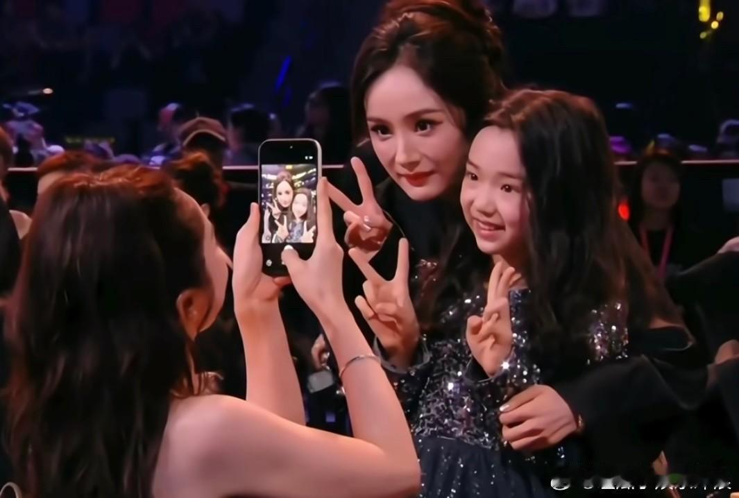 今天晚上，我不羡慕杨幂也不羡慕白鹿而是羡慕和杨幂拍完照，又和白鹿拍照的小酒窝