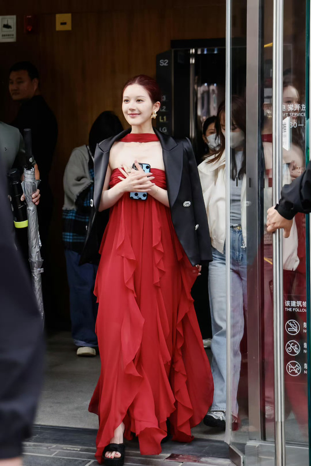 赵露思给好友新店开业当嘉宾谁能懂这张图，真得跪倒在她脚下了​​​