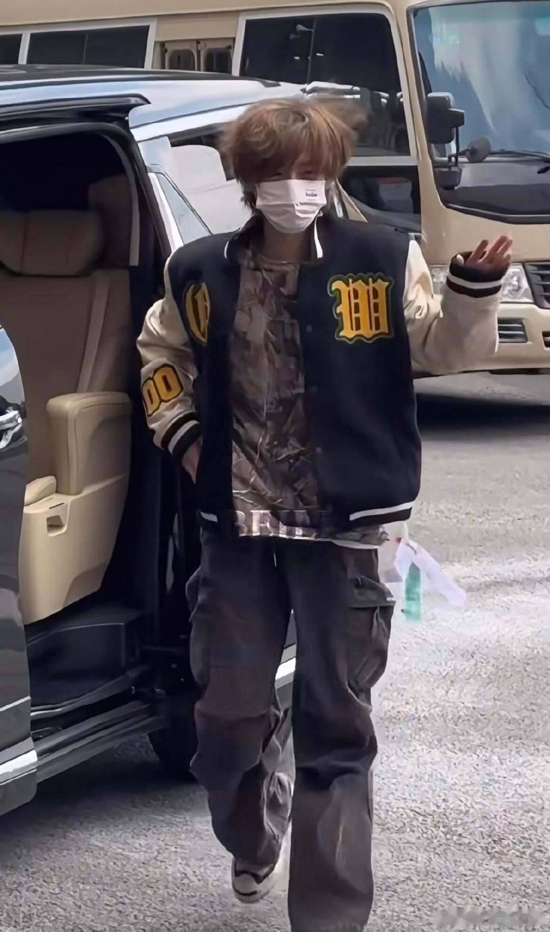 鹿晗衣服不剪吊牌鹿晗又没剪吊牌，哥就是如此时尚！鹿晗又没剪吊牌