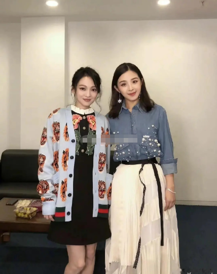 两位女明星不同时期的合影​​​