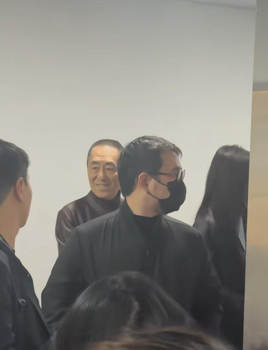 10月7日，张艺谋在韩国釜山等电梯好低调，站在最后面没人让位，后面有粉丝跟他打招